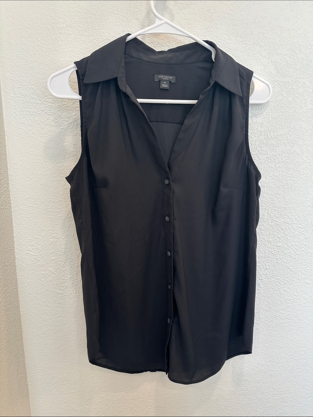 Ann Taylor Black Sleeveless Button-Down Collared Top